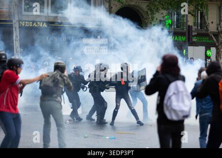 La police anti-émeute française se replie après que des manifestants lui aient jeté des grenades lacrymogènes et d'autres projectiles à Paris, en France, le 25 mai 2019. Banque D'Images