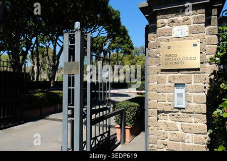 Porte du parc archéologique de Pompéi sur la via Plinio numéro 26 à Pompéi, Italie ; zone archéologique ; entrée du service et du bureau administratif. Banque D'Images