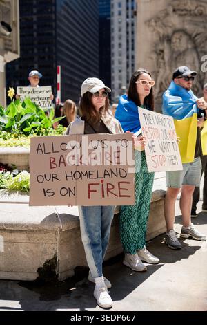 06.30.2024 Chicago, il, États-Unis. De nombreuses personnes se sont rassemblées dans le centre-ville pour protester contre la guerre russe en Ukraine. Les participants tenaient des pancartes exprimant Banque D'Images