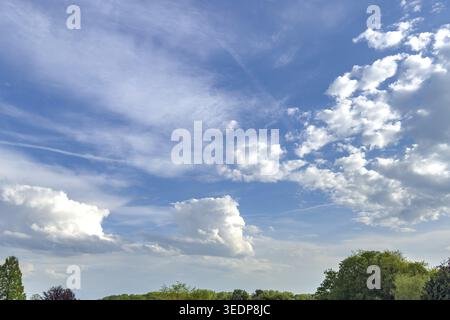 Nuages blancs au-dessus de la gauche nuages de voile Cirrostratus, en haut à droite Stratocumulus, au centre en dessous de la grande grappe nuages couche nuage en arrière-plan au-dessus de th Banque D'Images
