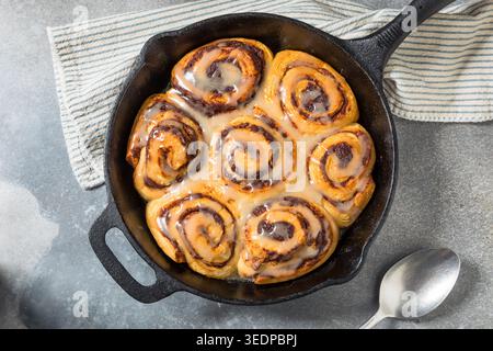 Petits pains à la cannelle faits maison avec glaçage pour le petit déjeuner Banque D'Images