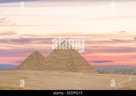 Grandes pyramides de Gizeh au coucher du soleil, Egypte. Merveilles anciennes et destinations de voyage en Afrique Banque D'Images