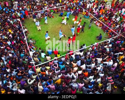 Nilphamari, Bangladesh - 1er mai 2026 : vue aérienne d'une performance traditionnelle de combat de bâton Lathi Khela dans un champ vert entouré d'une foule nombreuse Banque D'Images