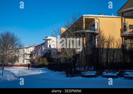 Pikku Huopalahti bâtiments résidentiels sous un soleil de février à faible angle à Helsinki, Finlande Banque D'Images