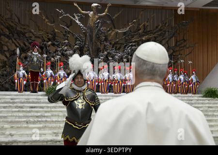 Christoph Graf, commandant de la Garde, salue le pape Léon XIV lors de la cérémonie de prestation de serment des 28 nouvelles recrues de la Garde suisse qui a lieu dans la salle d'audience du Vatican le 6 mai 2026. Photo de (EV) Simone Risoluti/ Vatican Media /ABACAPRESS.COM crédit : Abaca Press/Alamy Live News Banque D'Images