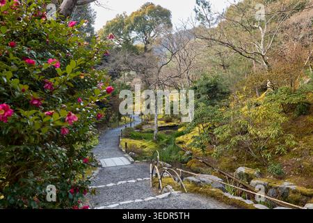Un sentier pédestre au jardin Sogen (Sogenchi Teien) au temple Tenryu-ji, un complexe de temples bouddhistes zen Rinzai, en hiver. Arashiyama, Kyoto, Japon. Banque D'Images