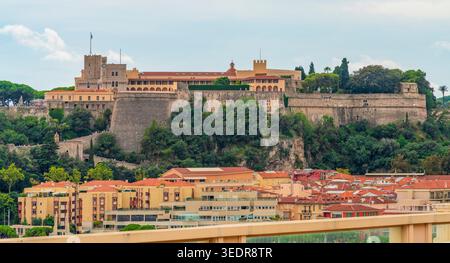 Palais des princes de Monaco, cité-État souveraine et micro-État sur la Côte d'Azur au bord de la mer Méditerranée. Banque D'Images