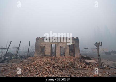 Un bâtiment appelé The Way Station repose dans des décombres dans le centre-ville de Greenville, CA, le 6 août 2021, après que l'incendie de Dixie ait détruit la ville. Banque D'Images