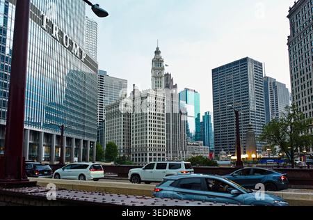 Scène de rue à Chicago avec le bâtiment Trump au premier plan, Illinois, États-Unis Banque D'Images