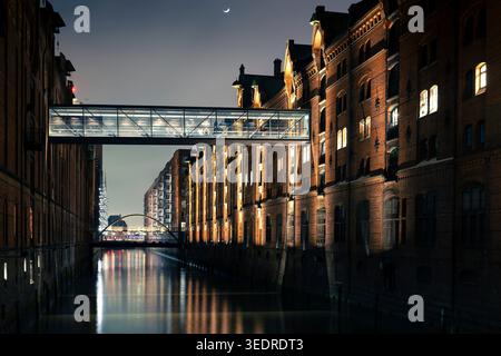 Photo nocturne longue exposition de l'historique Speicherstadt (quartier des entrepôts) à Hambourg Banque D'Images