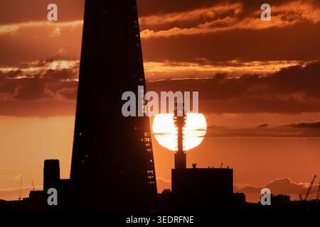 Londres, Royaume-Uni. 7 mai 2026. Météo britannique : soleil nocturne spectaculaire derrière le gratte-ciel Shard et les bâtiments emblématiques de la tour BT. Les plans de réouverture du dernier étage de BT Tower au public sont actuellement dans le cadre des nouveaux plans d'hôtel. Le groupe BT a vendu la tour à MCR Hotels pour 275 millions de livres sterling en février 2024. Crédit : Guy Corbishley/Alamy Live News Banque D'Images