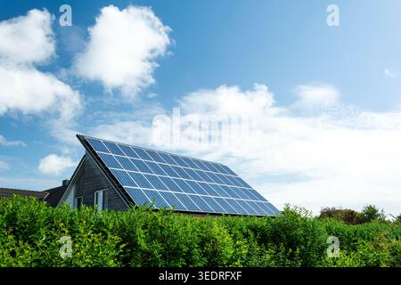 Maison unifamiliale avec panneaux solaires photovoltaïques sur le toit Banque D'Images