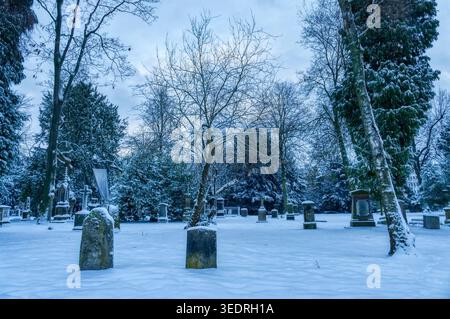 Hiver dans un cimetière historique de Düsseldorf Banque D'Images