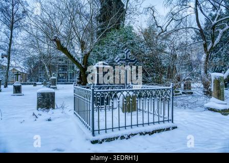 Cimetière historique enneigé à Düsseldorf en hiver Banque D'Images