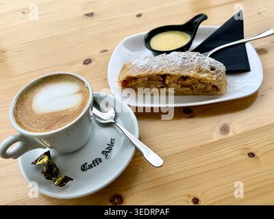 Apfelstrudel mit Vanillesauce und capuccino, Wolkenstein, Südtirol, Italien *** strudel aux pommes avec sauce vanille et cappuccino, Selva di Val Gardena, Tyrol du Sud, Italie Banque D'Images