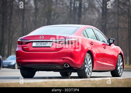 Minsk, Biélorussie - 17 mars 2026 : Mazda 6 GL ou Mazda Atenza troisième génération 2018-2021 vue arrière sur fond urbain Banque D'Images