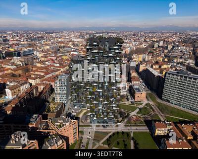 La vue aérienne de Bosco verticale à Milan montre des tours jumelles couvertes de verdure luxuriante. La forêt verticale allie nature et architecture, améliorant la durabilité, la biodiversité et la beauté urbaine. Banque D'Images