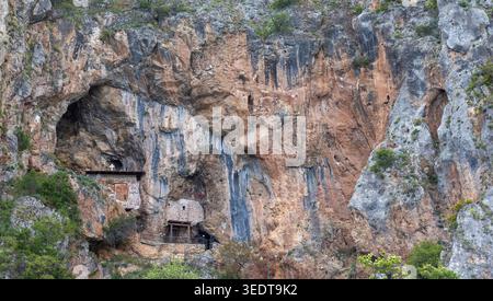 ancien monastère orthodoxe creusé dans une falaise de calcaire abrupte, présentant une architecture historique en pierre et des fresques religieuses dans une montagne accidentée Banque D'Images