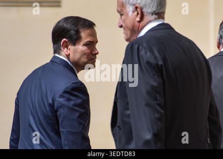 Cité du Vatican, Rome, Vatican. 7 mai 2026. Le secrétaire d’État AMÉRICAIN Marco Rubio est accueilli par le personnel de cérémonie du Vatican à la cour de San Damaso pour une rencontre officielle avec le pape Léon XIV au Vatican le 7 mai 2026. Le secrétaire d’État américain Marco Rubio arrive au Vatican pour une visite diplomatique de haut niveau et une rencontre officielle avec le pape Léon XIV pour discuter des relations internationales et de la paix mondiale. (Crédit image : © Vincenzo Nuzzolese/ZUMA Press Wire) USAGE ÉDITORIAL SEULEMENT ! Non destiné à UN USAGE commercial ! Banque D'Images