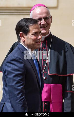 Cité du Vatican, Rome, Vatican. 7 mai 2026. Le secrétaire d’Etat AMÉRICAIN Marco Rubio (à gauche) est accueilli par l’archevêque Petar Rajic (à droite) à la cour de San Damaso pour une rencontre officielle avec le pape Léon XIV au Vatican le 7 mai 2026 le secrétaire d’Etat américain Marco Rubio arrive au Vatican pour une visite diplomatique de haut niveau et une rencontre officielle avec le pape Léon XIV pour discuter des relations internationales et de la paix mondiale. (Crédit image : © Vincenzo Nuzzolese/ZUMA Press Wire) USAGE ÉDITORIAL SEULEMENT ! Non destiné à UN USAGE commercial ! Banque D'Images
