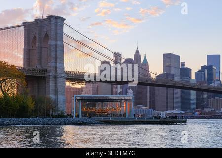 Pont de Brooklyn et skyline de Lower Manhattan au coucher du soleil, vue depuis le quai du parc du pont de Brooklyn, New York City, États-Unis Banque D'Images