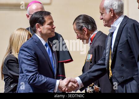 Cité du Vatican, Vatican. 07 mai 2026. Le secrétaire d’État AMÉRICAIN Marco Rubio (à gauche) est accueilli par le personnel de cérémonie du Vatican à la cour de San Damaso pour une rencontre officielle avec le pape Léon XIV au Vatican le 7 mai 2026 le secrétaire d’État américain Marco Rubio arrive au Vatican pour une visite diplomatique de haut niveau et une rencontre officielle avec le pape Léon XIV pour discuter des relations internationales et de la paix mondiale. Crédit : SOPA images Limited/Alamy Live News Banque D'Images