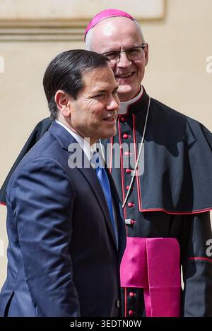 Cité du Vatican, Vatican. 07 mai 2026. Le secrétaire d’Etat AMÉRICAIN Marco Rubio (à gauche) est accueilli par l’archevêque Petar Rajic (à droite) à la cour de San Damaso pour une rencontre officielle avec le pape Léon XIV au Vatican le 7 mai 2026 le secrétaire d’Etat américain Marco Rubio arrive au Vatican pour une visite diplomatique de haut niveau et une rencontre officielle avec le pape Léon XIV pour discuter des relations internationales et de la paix mondiale. Crédit : SOPA images Limited/Alamy Live News Banque D'Images