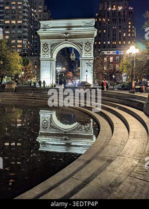Arc de Washington Square la nuit avec reflet sur les marches mouillées Banque D'Images