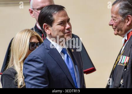 Cité du Vatican, Vatican. 07 mai 2026. Le secrétaire d’État AMÉRICAIN Marco Rubio est accueilli par le personnel de cérémonie du Vatican à la cour de San Damaso pour une rencontre officielle avec le pape Léon XIV au Vatican le 7 mai 2026 le secrétaire d’État américain Marco Rubio arrive au Vatican pour une visite diplomatique de haut niveau et une rencontre officielle avec le pape Léon XIV pour discuter des relations internationales et de la paix mondiale. (Photo de Vincenzo Nuzzolese/SOPA images/SIPA USA) crédit : SIPA USA/Alamy Live News Banque D'Images