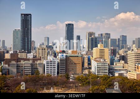 Vue aérienne panoramique de la ville d'Osaka depuis le dernier étage du donjon principal du château d'Osaka. Osaka, Japon. Banque D'Images