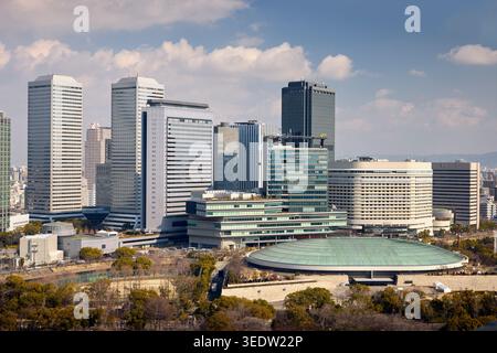 Vue surélevée sur les gratte-ciel modernes du parc d'affaires d'Osaka (OBP) depuis le dernier étage du donjon principal du château d'Osaka. Osaka, Japon Banque D'Images