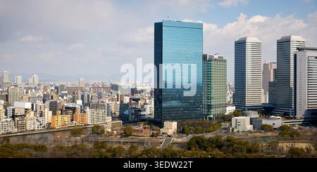 Vue panoramique sur la ville d'Osaka et les gratte-ciel modernes du Osaka Business Park (OBP) depuis le donjon principal du château d'Osaka. Osaka, Japon. Banque D'Images