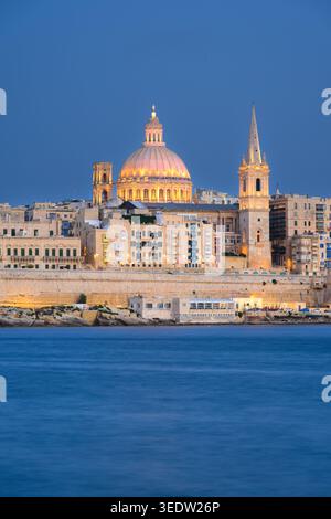 Lumières allumées, Cathédrale Pauls et Basilique notre-Dame du Mont Carmel la nuit à la Valette, Malte. Banque D'Images
