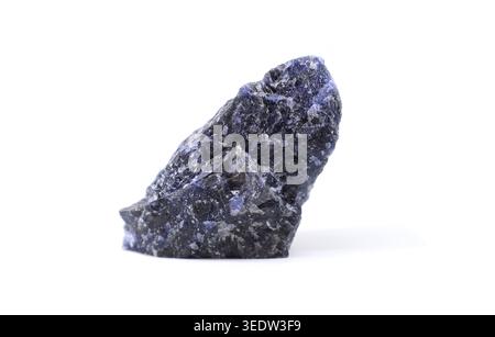 Éclat de pierre de sodalite brute sur fond blanc. Il est utilisé comme guérisseur de cristal et dans la bijouterie. Banque D'Images