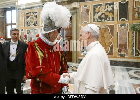 Le lendemain de sa participation à la cérémonie de prestation de serment de 28 nouveaux gardes pontificaux suisses, le pape Léon XIV salue Christoph Graf, commandant de la Garde, lors d’une rencontre avec les gardes et leurs familles le 7 mai 2026 au Palais apostolique, Vatican. Le Pape a exprimé sa gratitude à la Suisse, en disant que les hommes suisses qui servent dans le corps devraient être une source de fierté en apportant au Vatican les valeurs culturelles et spirituelles de leur nation. Il a également remercié les gardes suisses et leurs familles pour leur « service humble et discret ». Photo de (VE) Mario Tomassetti/Vatican Media/ABACAPRESS.COM Banque D'Images