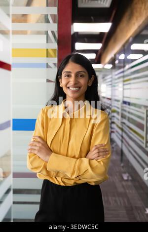Femme d'affaires sud-asiatique debout avec confiance dans le bureau Banque D'Images