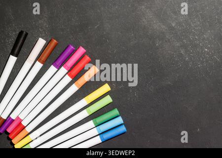 Marqueurs colorés sur un fond sombre. Art et concept d'éducation. Espace vide. Marqueurs colorés. Photo de haute qualité Banque D'Images