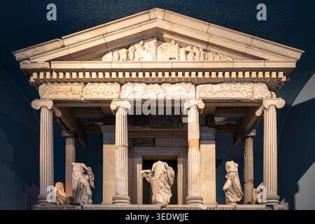 L'ancien monument lycien Nereid avec ses colonnes et statues ornées à l'intérieur du British Museum Banque D'Images