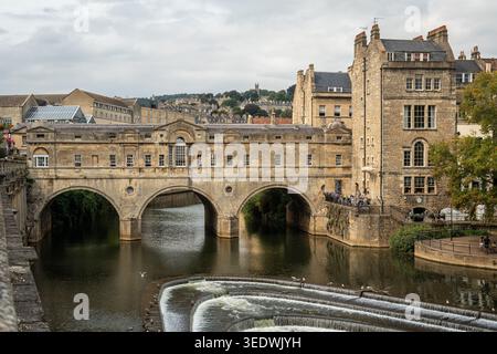 Vue panoramique du pont Pulteney sur la rivière Avon, l'un des monuments les plus célèbres de Bath, en Angleterre Banque D'Images
