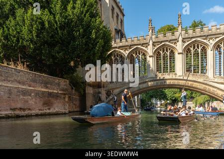 Punts passant sous le célèbre Pont des Soupirs au St John's College par une journée ensoleillée à Cambridge, en Angleterre Banque D'Images