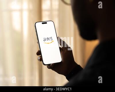 Amazon Web services ou le logo AWS est affiché sur l'écran d'un smartphone, à Bangalore, en Inde, le 11 mai 2026 Banque D'Images