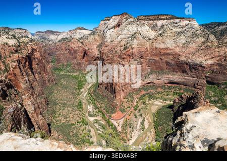 Une vue aérienne panoramique capture des formations géologiques spectaculaires, une rivière sereine et un feuillage vibrant Banque D'Images