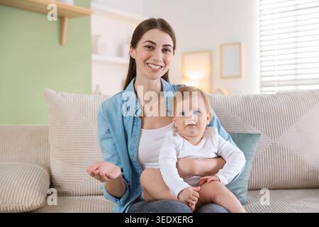 Télémédecine. Mère et son bébé ayant une consultation en ligne avec le médecin, vue de la caméra Banque D'Images