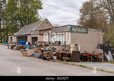 Divers meubles anciens, articles ménagers et objets décoratifs sont ouvertement exposés à l'extérieur de Mossat antiques dans le hameau de Mossat, dans l'Aberdeenshire Banque D'Images