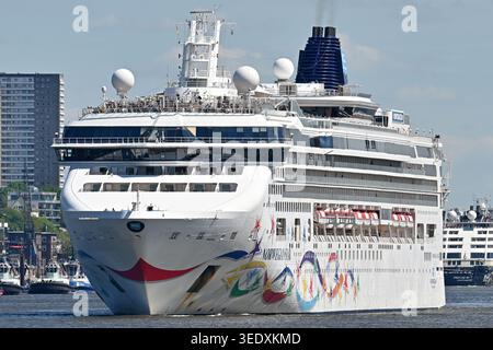 Bateau de croisière NORWEGIAN STAR sortant du port de Hambourg Banque D'Images