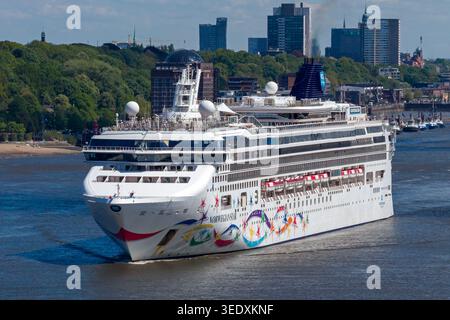 Bateau de croisière NORWEGIAN STAR sortant du port de Hambourg Banque D'Images