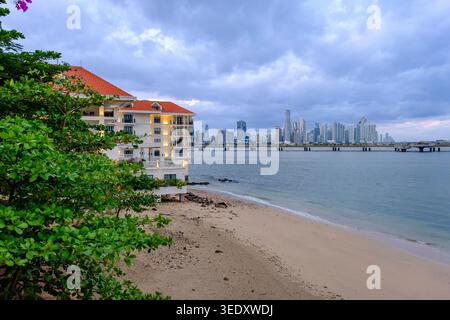 Horizon de Panama City, vue sur la ville depuis Casco Viejo, Sofitel Legend Hotel, plage de Punta Chiriqui et Cinta Costera 3, Panama, Amérique centrale Banque D'Images