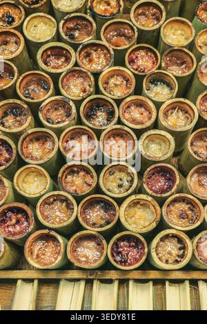 Vue de dessus du riz collant traditionnel khao Lam dans les joints de bambou. Véritable atout du marché thaïlandais de la Street food pour les voyages culinaires et le style de vie asiatique. Banque D'Images