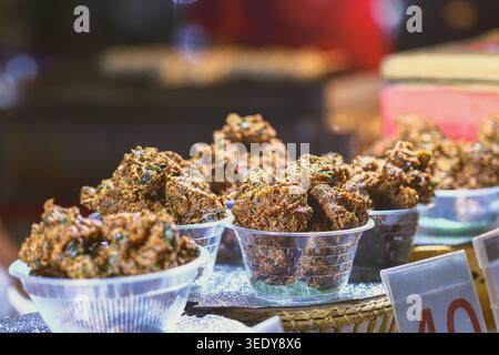 Boulettes de viande de porc épicées thaïlandaises servies dans des tasses avec une présentation authentique du marché de rue et une texture alimentaire détaillée. Banque D'Images