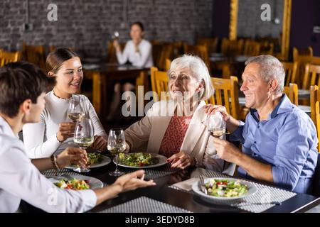 Bonne réunion de couple senior avec des enfants adultes au restaurant Banque D'Images